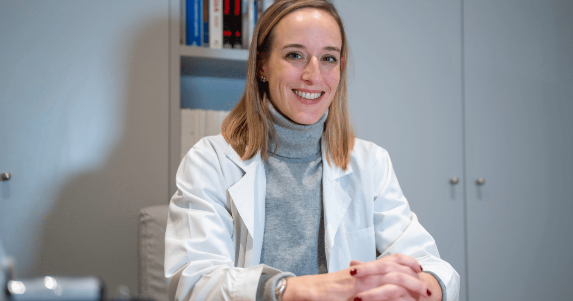 Chiara Bonatti seduta con camice bianco