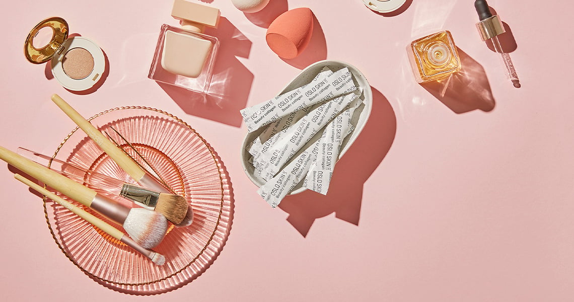 The Solution e makeup sfondo rosa