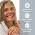 Donna sorridente con bustina e bollino riduzione rughe, pelle più tonica, riduzione cellulite